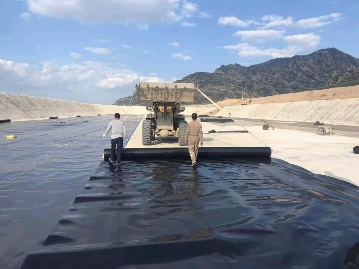 復合土工膜與基座和支撐層應壓平貼合，避免架空，排除氣泡，確保安全。