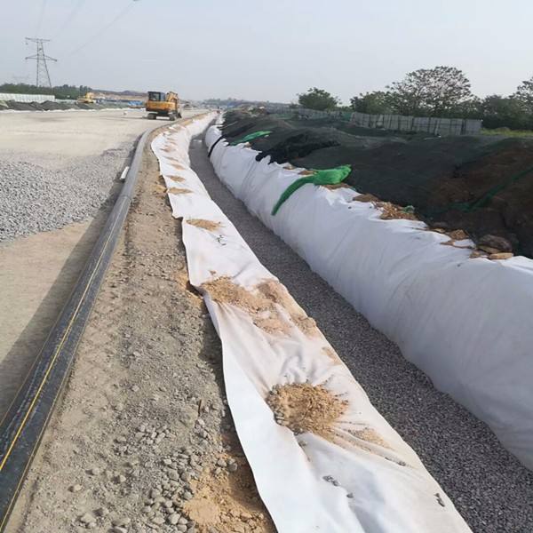 土工布進(jìn)行路基加固鋪設(shè)立竿見影
