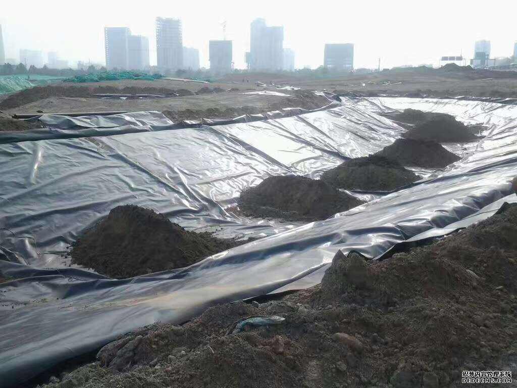 復(fù)合土工膜連接采用膜焊布縫的方式如何進(jìn)行？