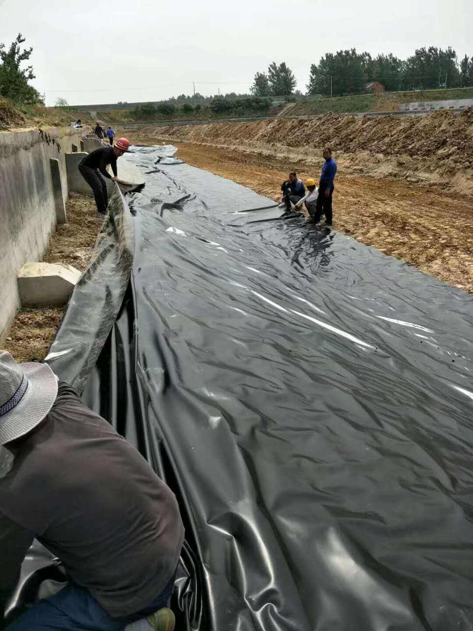 HDPE土工膜鋪設時連接應順水鋪設