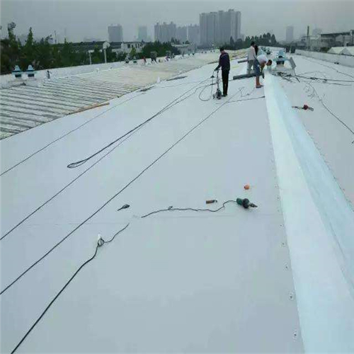 庫壩坡土工膜的鋪設(shè)在壩坡夯實達(dá)到設(shè)計要求
