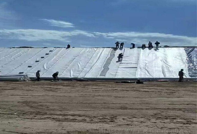 貯灰場的防滲系統(tǒng)采用多層次的復合土工膜防滲結構