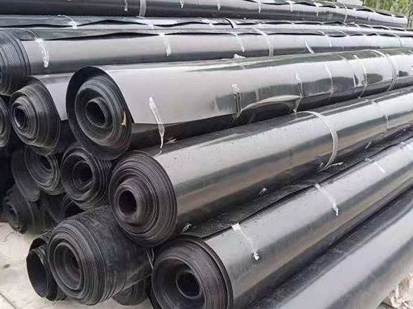 防滲土工合成材料主要包括復(fù)合土工膜和天然鈉基膨潤土防水毯（GCL）。