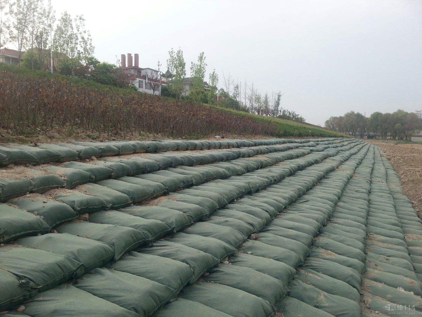 生態(tài)袋護(hù)坡施工的主要流程包含哪些方面？