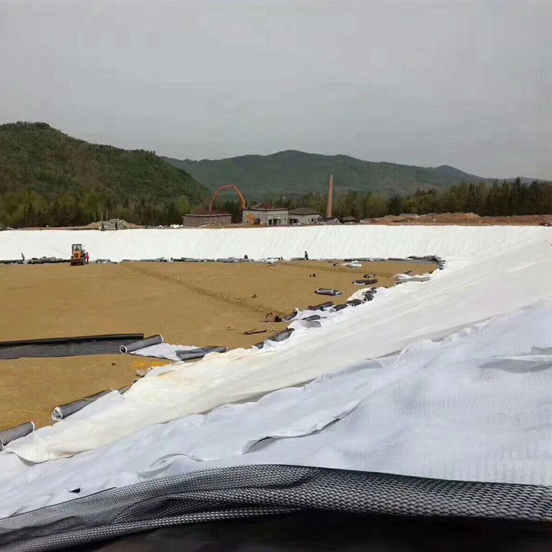 復合土工膜的預制操作時調(diào)蓄水池周邊連接位置需進行妥善處理